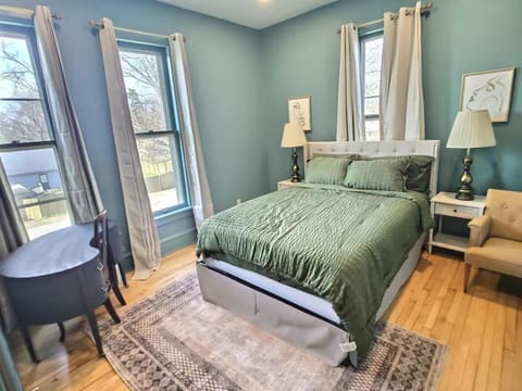 Sleeps 30+ • 10BR Mansion •Events • Bar • Backyard House in Wauwatosa