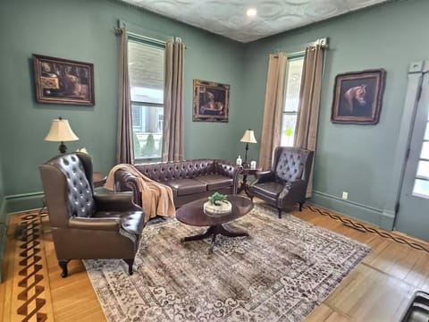 Sleeps 30+ • 10BR Mansion •Events • Bar • Backyard House in Wauwatosa