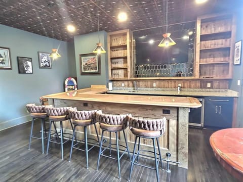 Sleeps 30+ • 10BR Mansion •Events • Bar • Backyard House in Wauwatosa