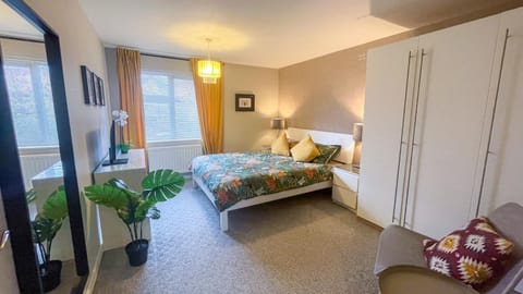 Bed, TV and multimedia, Photo of the whole room, Seating area, Bedroom, towels, wardrobe