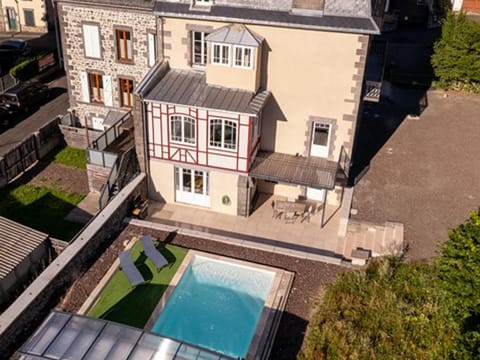 Grande demeure avec piscine couverte et parking pour 15 personnes - FR-1-858-4 House in Auvergne-Rhône-Alpes