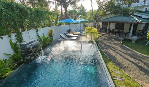 Swimming pool, sunbed