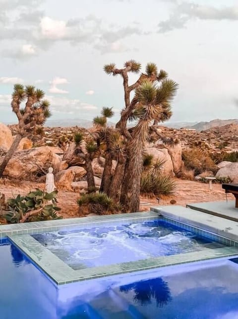 Luxury Villa Pool & Spa Looking Glass House in Yucca Valley