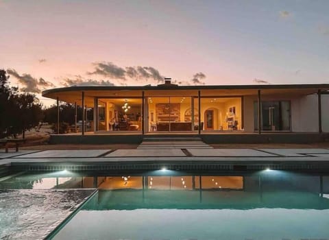 Luxury Villa Pool & Spa Looking Glass House in Yucca Valley