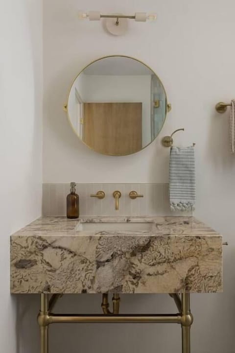 Luxury Villa Pool & Spa Looking Glass House in Yucca Valley