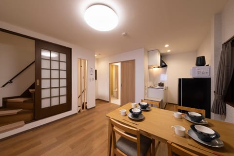 Kitchen or kitchenette, Living room, Seating area, Dining area