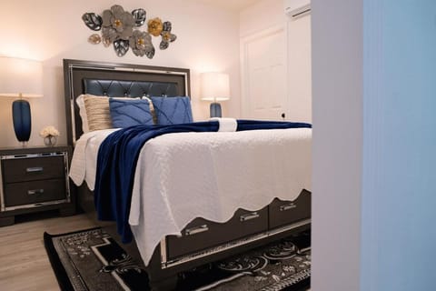 Bed, Photo of the whole room, Bedroom, wardrobe, air conditioner