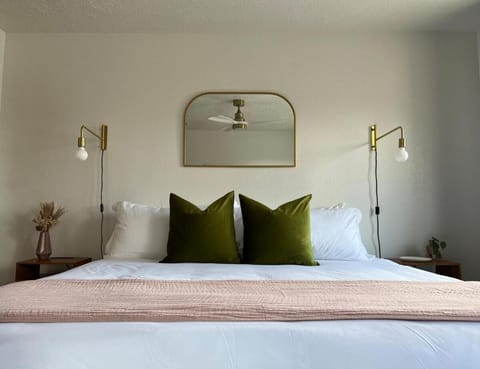 Walk to Pappy's Pioneertown, Spa Cosmic Cowboy Apartment in Pioneertown