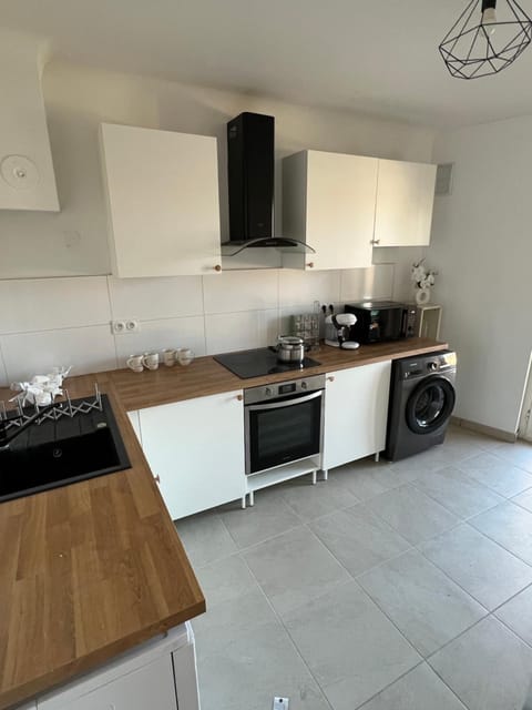 Kitchen or kitchenette, dishwasher, oven, pet friendly, stove, toaster, washing machine