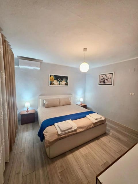 Bed, Bedroom, towels, air conditioner
