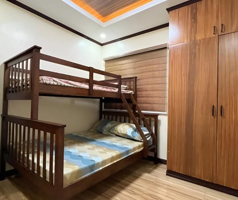 Bedroom, bunk bed
