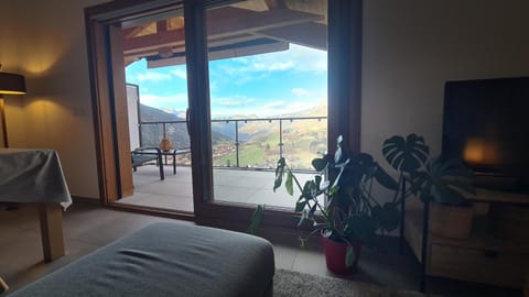 Balcony/Terrace, Living room, Mountain view, Mountain view