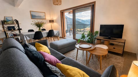 Living room, Dining area, Mountain view, Mountain view