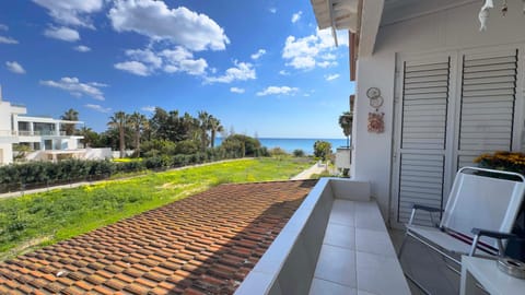 Property building, Balcony/Terrace, Balcony/Terrace, Seating area, Sea view