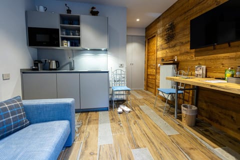 TV and multimedia, Coffee/tea facilities, Kitchen or kitchenette, Living room, Seating area, Dining area, oven, stove