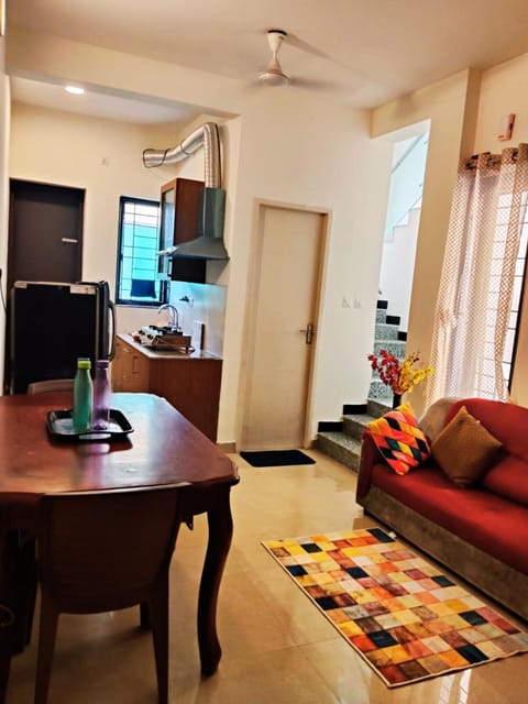 Kitchen or kitchenette, Living room, Seating area, Dining area