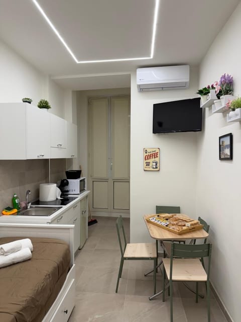 Bed, TV and multimedia, Kitchen or kitchenette, Photo of the whole room, Dining area, oven