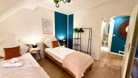 Bed, Bedroom, towels
