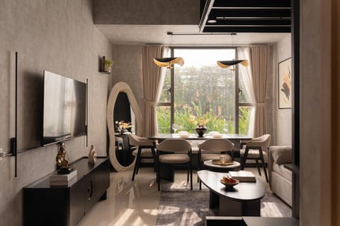 Communal lounge/ TV room, TV and multimedia, Seating area, Dining area, Evening entertainment, air conditioner