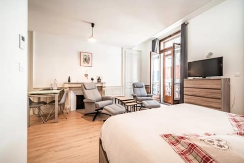 Bed, TV and multimedia, Living room, Seating area, Dining area, Bedroom