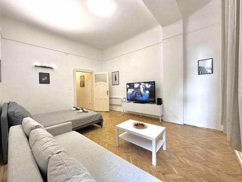 Bed, TV and multimedia, Living room