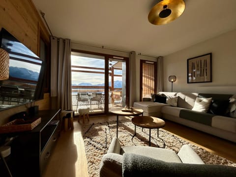 Living room, Dining area, Mountain view