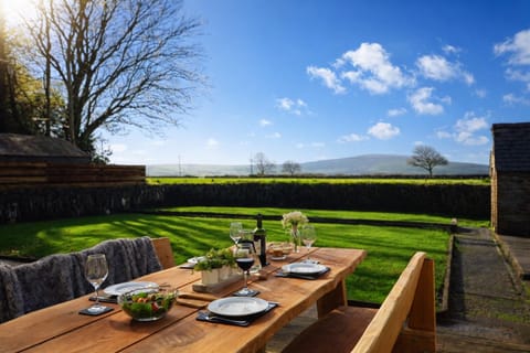 Day, Natural landscape, Garden, Food and drinks, Dining area, Food, Garden view, Mountain view