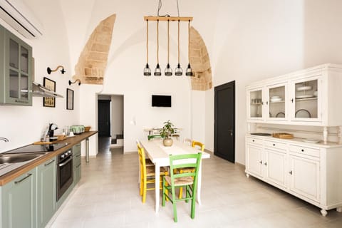 TV and multimedia, Kitchen or kitchenette, Dining area, heating, oven, toaster, air conditioner