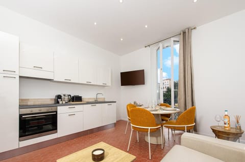 TV and multimedia, Kitchen or kitchenette, Living room, Dining area, dishwasher, oven, stove, toaster