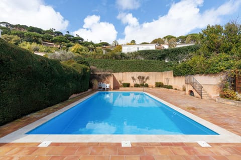 Swimming pool, sunbed