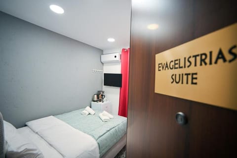 Property logo or sign, TV and multimedia, Photo of the whole room, Bedroom