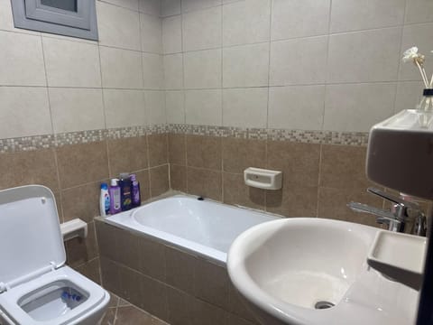 Helsa private room with attached bathroom Apartment in Al Sharjah