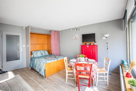 Living room, Photo of the whole room, Bedroom