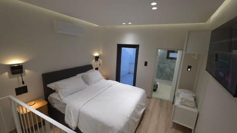 Bed, TV and multimedia, Photo of the whole room, Bedroom, towels