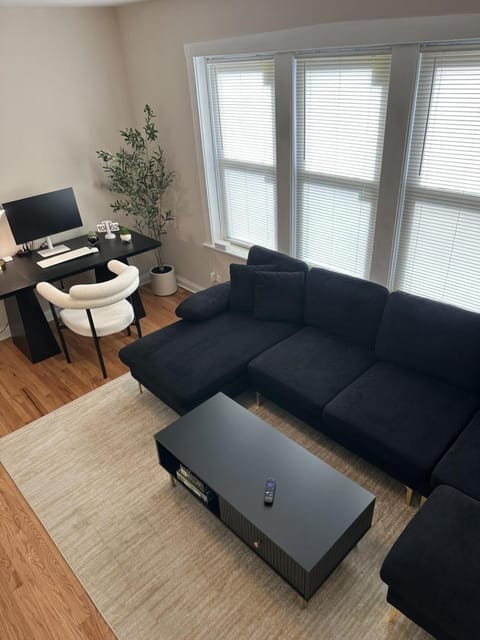 Sleeps 22 • Modern Multi-Unit • Gym • Workspaces House in Chicago