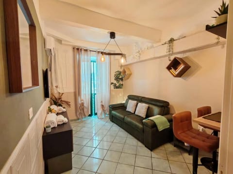 TV and multimedia, Living room, Seating area, Bedroom