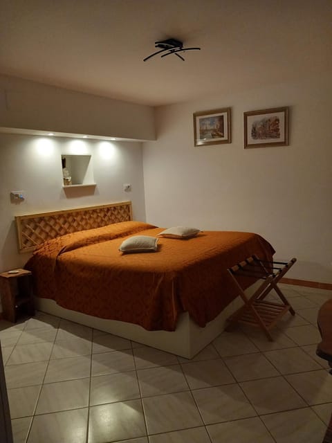 Bed, Photo of the whole room, Bedroom, internet