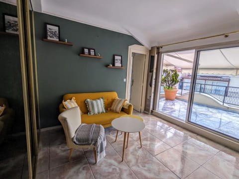 Patio, Living room