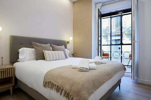 Bed, TV and multimedia, Photo of the whole room, Bedroom, towels, air conditioner