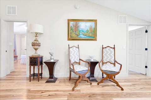 Into the woods - Spacious Retreat Whole Cabin Cabin in Haines City