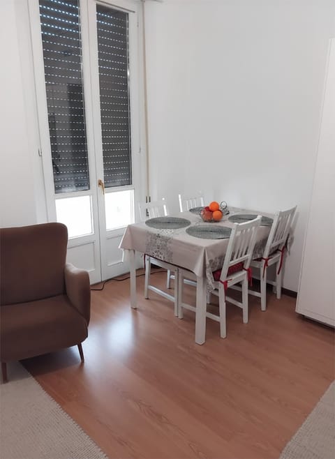 Seating area, kitchen