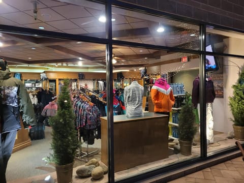 Dav's Slopeside King Studio -- Resort & Spa at Everline Apartment hotel in Palisades Tahoe (Olympic Valley)