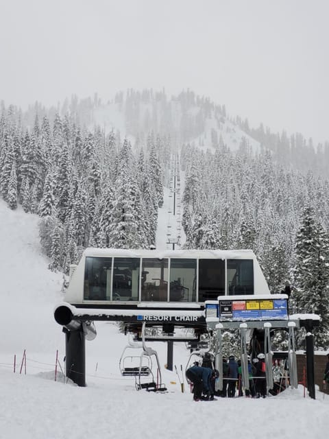 Dav's Slopeside King Studio -- Resort & Spa at Everline Apartment hotel in Palisades Tahoe (Olympic Valley)