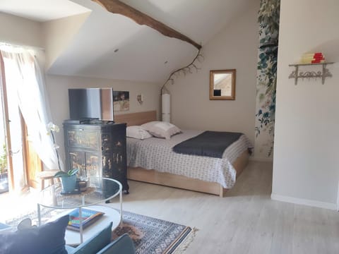 Bed, TV and multimedia, Photo of the whole room, Bedroom