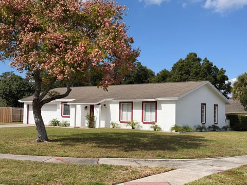 Perfecto Mundo 2, Orlando Area 4BR-2B-Outdoor Pool-Jacuzzi-Billiard House in Altamonte Springs