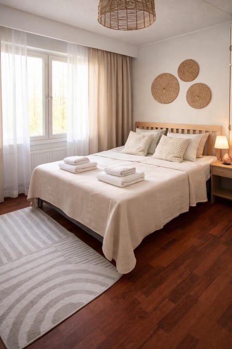 Bed, Bedroom, towels