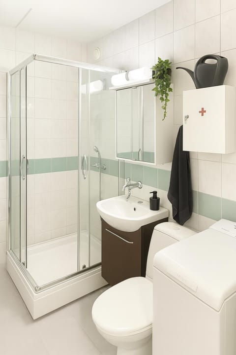 Shower, Toilet, Bathroom, towels, laundry