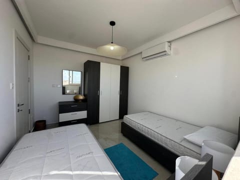 Bed, TV and multimedia, Photo of the whole room, Bedroom, hair dresser, air conditioner