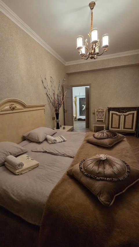 Bed, Bedroom, towels