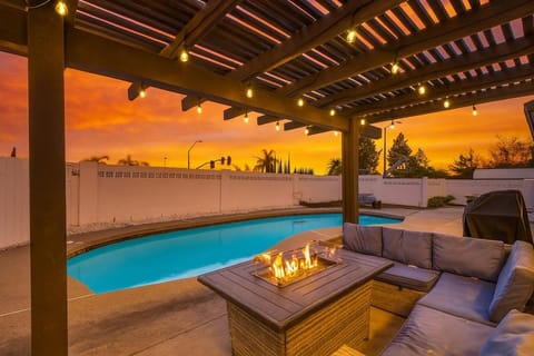 VaCaTiOn Pool FirePit PoolTable CloseToFwy House in Laguna Hills